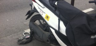 Ens’Batuc sur un scooter parisien